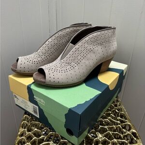 NWT Earth Zip Up Shoes Womens Size 7